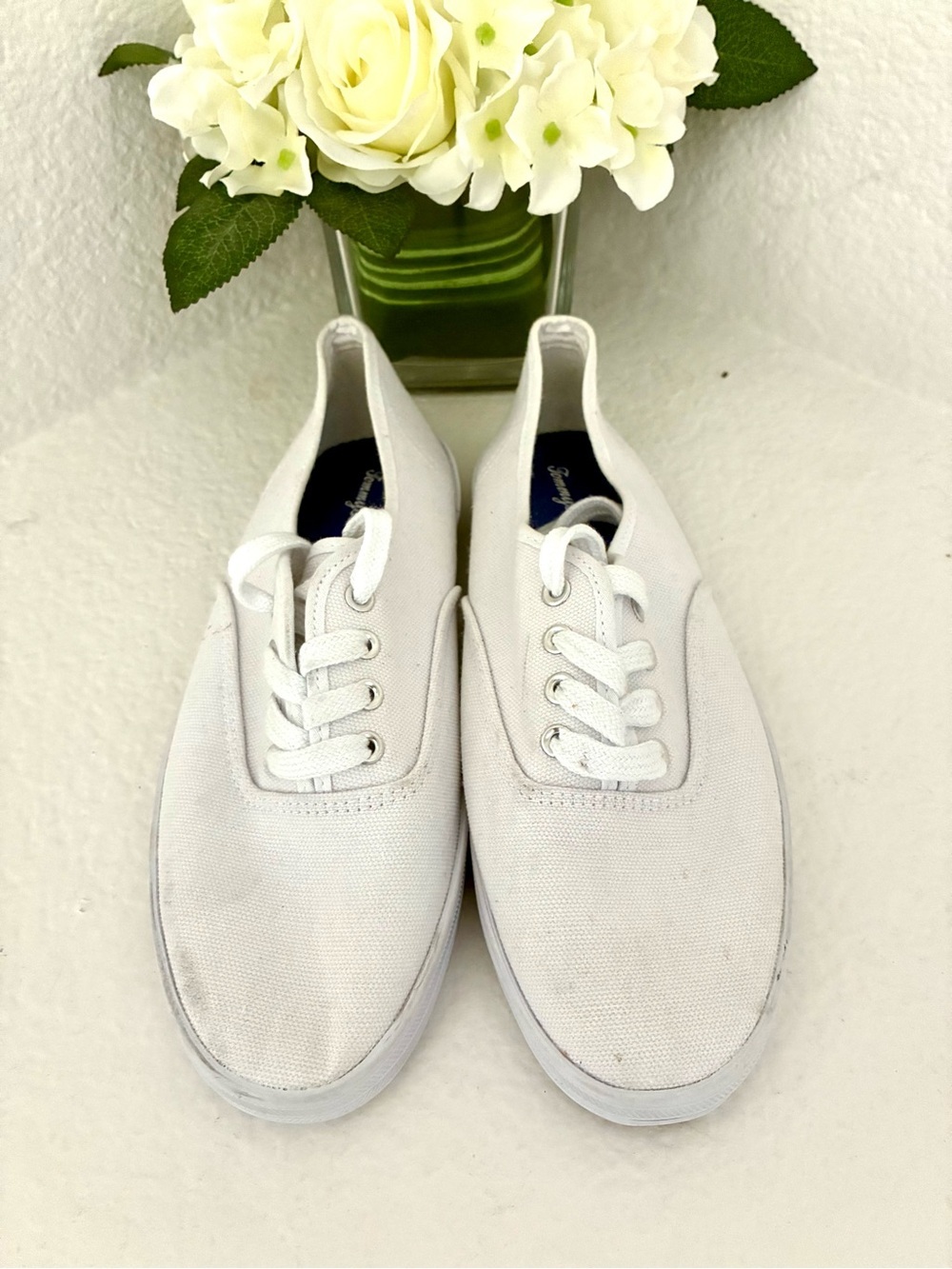 Never worn Tommy Bahama women’s sneakers size 6.5